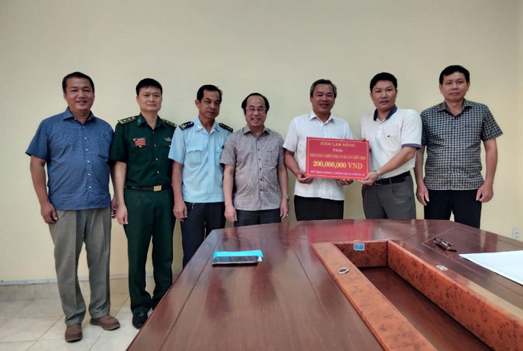 Đoàn công tác của tỉnh Lâm Đồng tặng 200 triệu đồng giúp bà con kiều bào Campuchia phòng, chống dịch Covid-19