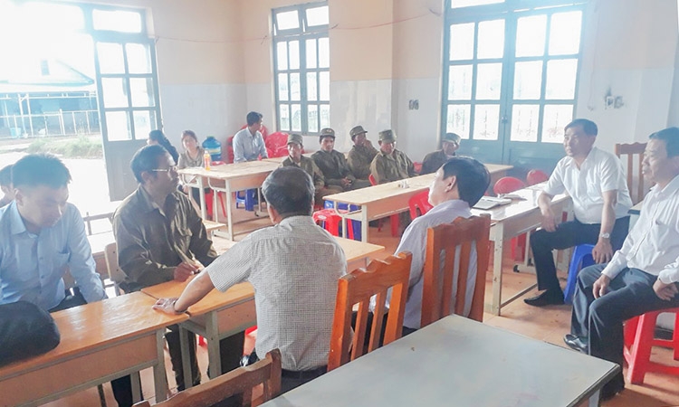 Đoàn khảo sát trao đổi với thành viên mô hình Tổ Nhân dân tự quản về an ninh trật tự tại thôn Liêng Bông
