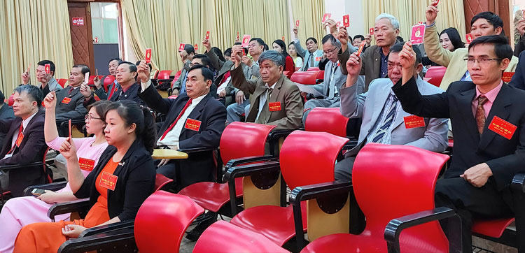 Các đại biểu biểu quyết thông qua Nghị quyết Đại hội nhiệm kỳ 2020 – 2025