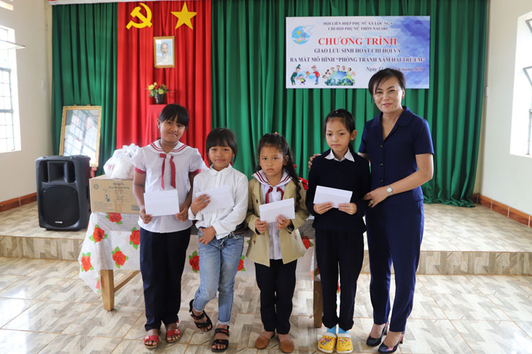 Hội LHPN TP Bảo Lộc trao học bổng cho học sinh nghèo vượt khó thôn Nau Sri