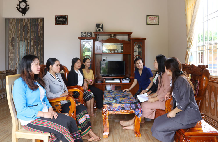 Bà Nguyễn Bùi Minh Hiền – Chủ tịch Hội LHPN TP Bảo Lộc thăm Mô hình nhà đẹp của chị em phụ nữ Nau Sri