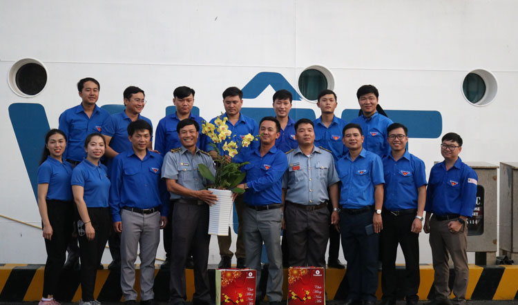 Đoàn công tác thăm, tặng hoa tại Tàu Kiểm ngư 491