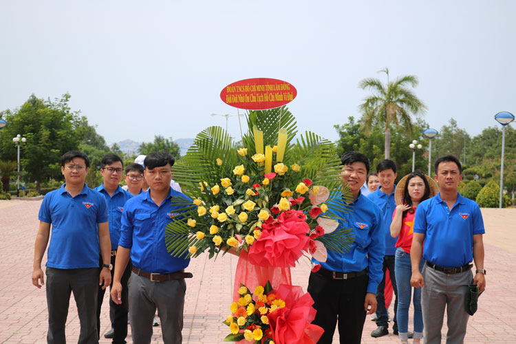 Đoàn thực hiện chương trình “Tôi yêu Tổ quốc tôi”, thắp hương tại Tượng đài Bác Hồ tại TP Cam Ranh, tỉnh Khánh Hòa