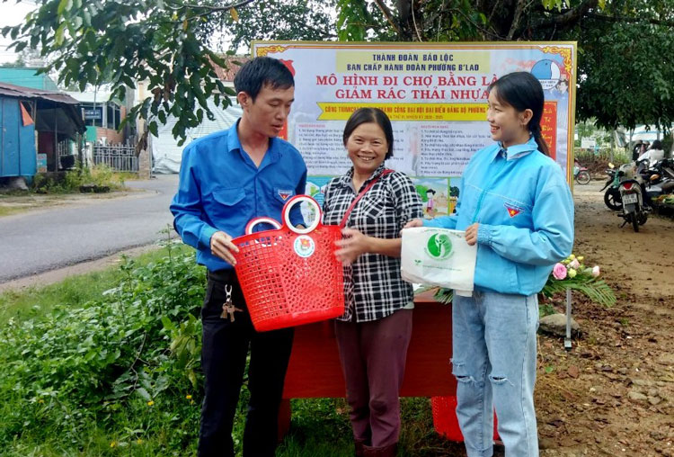 Đoàn Thanh niên phường B’Lao tặng làn đi chợ và túi nilon sinh học cho người dân