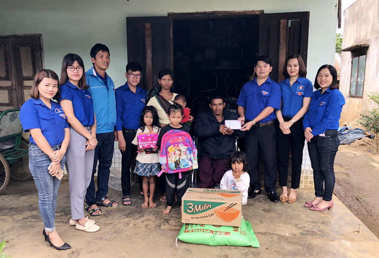 Đoàn Thanh niên thị trấn Lộc Thắng tặng qua cho gia đình anh K’Lê Vy