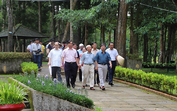 Nguyên Chủ tịch Quốc hội Nguyễn Văn An và Đoàn công tác thăm Khu du lịch Thác Đam B’ri