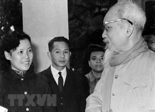Chủ tịch Hồ Chí Minh dặn dò nữ phóng viên Tuệ Oanh của Việt Nam Thông tấn xã về cách viết tin trong dịp đưa tin cuộc bầu cử Quốc hội khóa III - ngày 26/4/1964