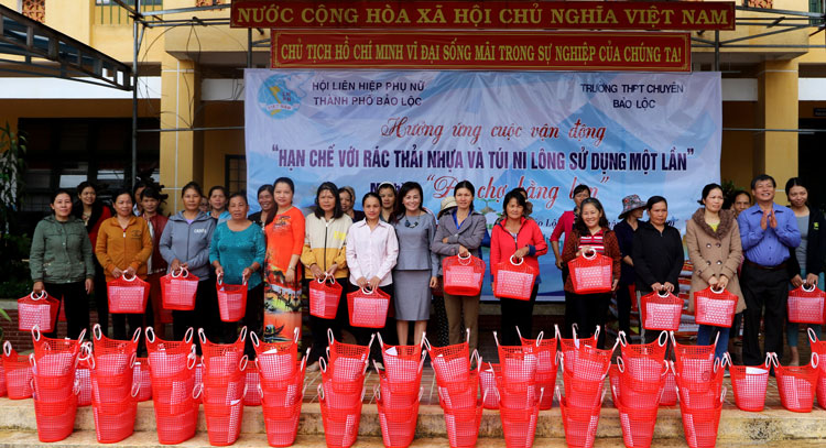 Hội LHPN TP Bảo Lộc ra mắt Mô hình ''Đi chợ bằng làn'' chống rác thải nhựa