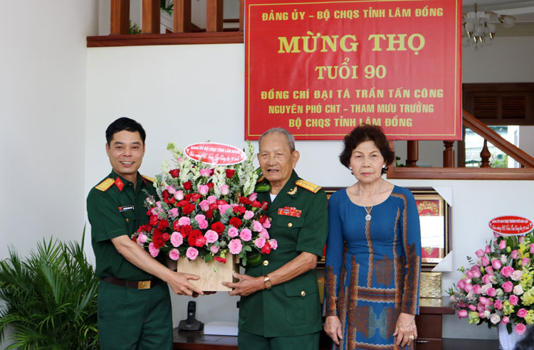 Đại tá Nguyễn Bình Sơn – Chỉ huy trưởng Bộ CHQS tỉnh Lâm Đồng tặng hoa mừng thọ 90 tuổi Đại tá Trần Tấn Công