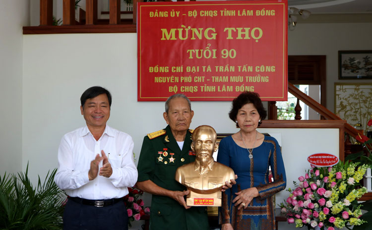 Đồng chí Nguyễn Văn Triệu tặng tượng chân dung Bác Hồ mừng thọ 90 tuổi Đại tá Trần Tấn Công