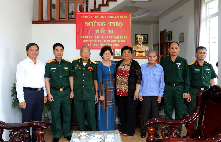 Lãnh đạo Bộ CHQS tỉnh Lâm Đồng, lãnh đạo TP Bảo Lộc, Ban CHQS TP và nguyên lãnh đạo TP Bảo Lộc qua các thời kỳ chụp hình lưu niệm cùng Đại tá Trần Tấn Công