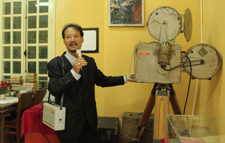 Ông Hoàng Mạnh Tiến - Giám đốc Trung tâm VHNT giới thiệu máy chiếu phim đầu tiên sau giải phóng tại rạp 3-4