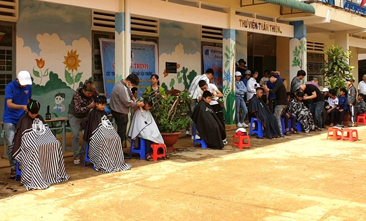Cắt tóc miễn phí cho các em học sinh nghèo Lộc Tân