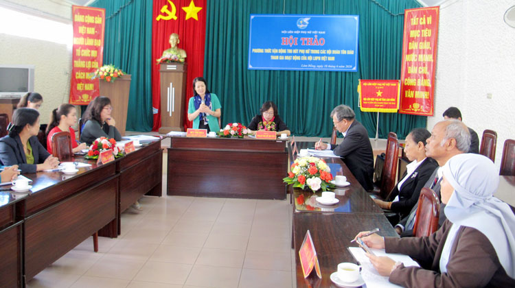 Bà Bùi Thị Hòa - Phó Chủ tịch Hội LHPN Việt Nam phát biểu khai mạc hội thảo về phương thức vận động thu hút phụ nữ trong các hội đoàn tôn giáo tham gia hoạt động Hội LHPN Việt Nam
