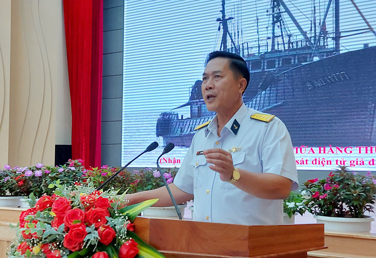 Đại tá Đào Giang Hải - Phó Chủ nhiệm chính trị Vùng 4 Hải quân nói chuyện thời sự về tình hình biển, đảo