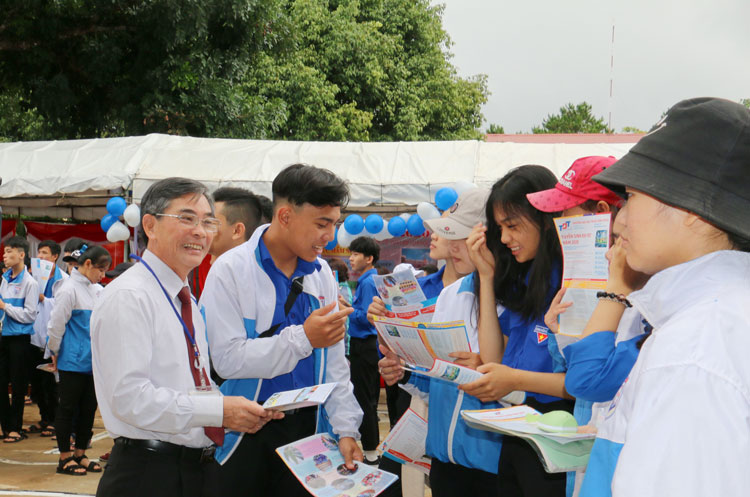 Huyện Bảo Lâm tổ chức Ngày hội tư vấn tuyển sinh và phiên giao dịch việc làm