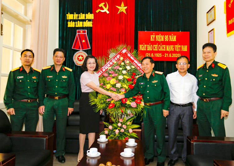 Đoàn lãnh đạo của Học viện Lục quân do Thiếu tướng Đậu Văn Nậm - Phó Chính ủy Học viện Lục quân dẫn đầu đã đến chúc mừng Báo Lâm Đồng