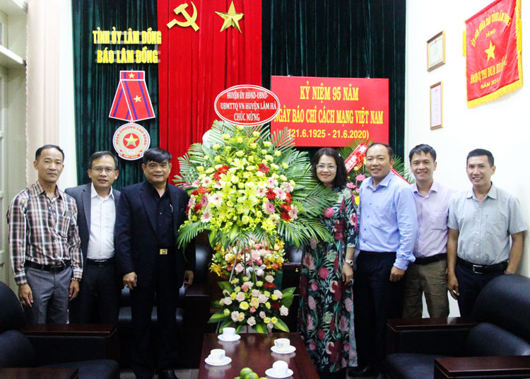 Lãnh đạo huyện Lâm Hà chúc mừng Báo Lâm Đồng
