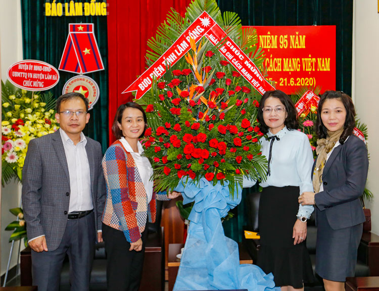 Đại diện Bưu điện tỉnh Lâm Đồng thăm và chúc mừng Báo Lâm Đồng