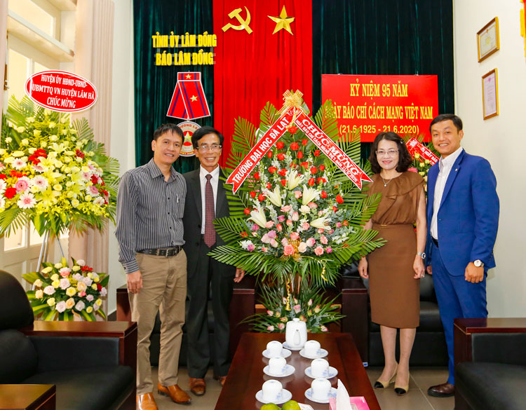 Lãnh đạo Đại học Đà Lạt thăm và chúc mừng Báo Lâm Đồng