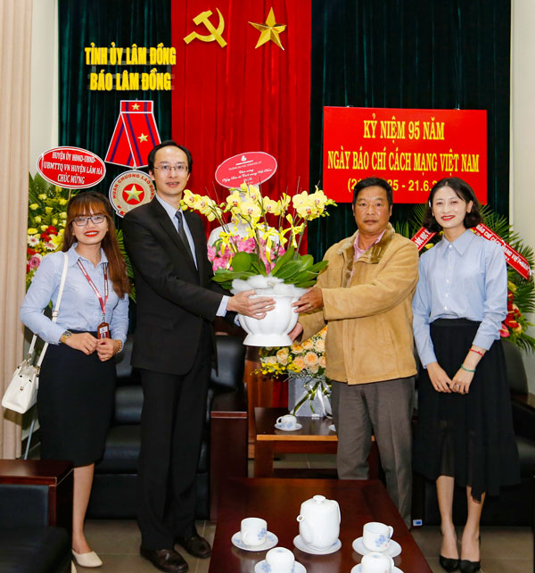 Lãnh đạo Đại học Yersin thăm và chúc mừng Báo Lâm Đồng nhân ngày 21/6