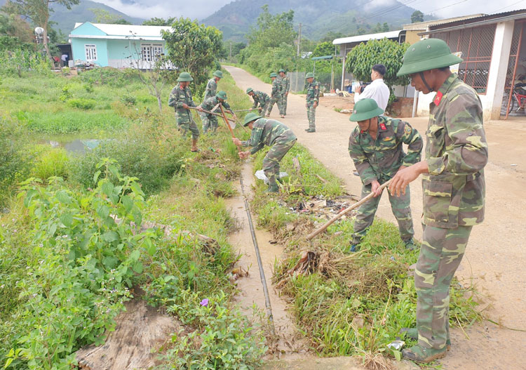 Lực lượng vũ trang huyện Đam Rông làm dân vận tại xã Rô Men