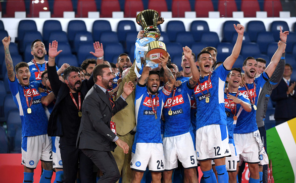 Các cầu thủ Napoli đoạt Cúp quốc gia Ý sau khi đá bại Juventus trong trận chung kết