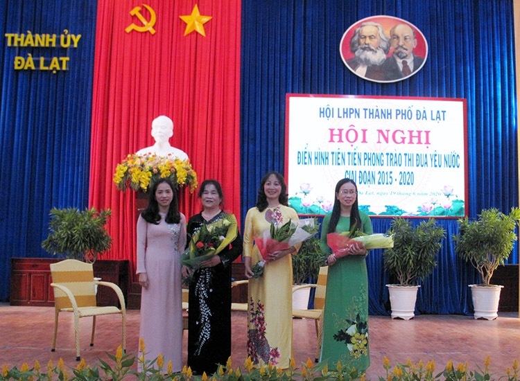 Bà Phan Thị Xuân Thảo - Chủ tịch Hội LHPN Đà Lạt tặng hoa cho các điển hình tham gia tọa đàm, giao lưu chia sẻ kinh nghiệm