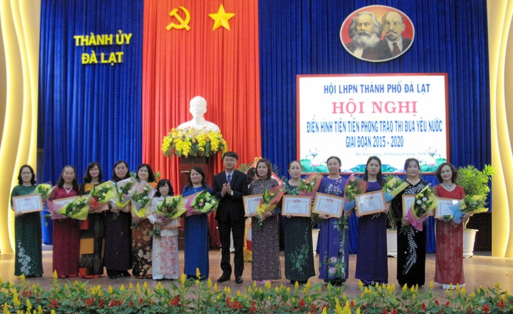 Đồng chí Đặng Quang Tú - Phó Bí thư Thường trực Thành ủy Đà Lạt tặng hoa và Giấy khen biểu dương các điển hình tiên tiến Phụ nữ Đà Lạt