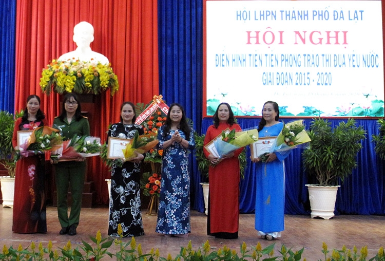 Bà Hồ Thu Nguyệt - Phó Chủ tịch Hội Phụ nữ tỉnh tặng hoa và Giấy khen biểu dương 5 tập thể điển hình tiên tiến của Hội Phụ nữ Đà Lạt