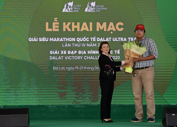 Bà Nguyễn Thị Nguyên - Giám đốc Sở Văn hóa Thể thao và Du lịch Lâm Đồng trao hoa cho một nhà tài trợ 