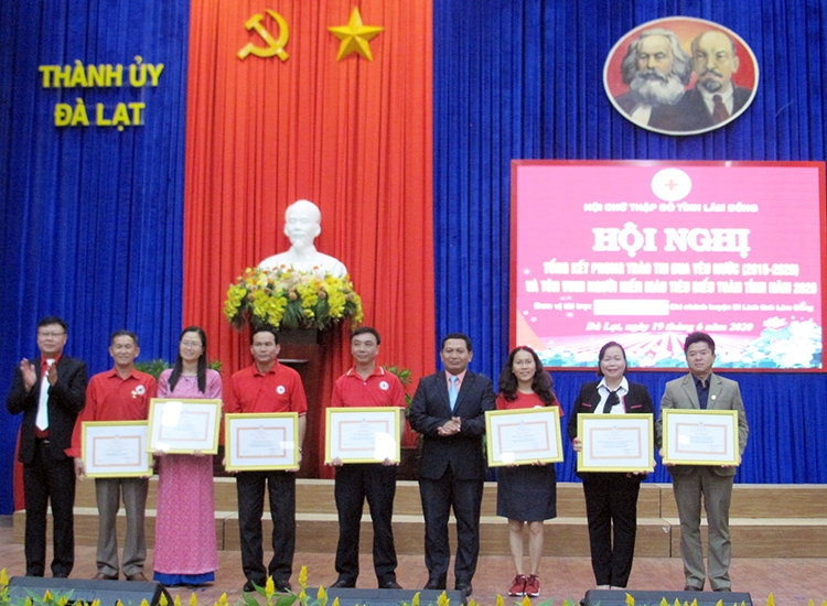 Lãnh đạo tỉnh và Hội CTĐ trao Bằng khen của Trung ương Hội CTĐ Việt Nam cho các tập thể xuất sắc trong phong trào thi đua yêu nước 5 năm qua