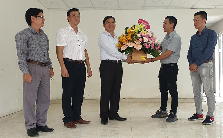 Đồng chí Nguyễn Văn Triệu - Ủy viên Ban Thường vụ Tỉnh ủy, Bí thư Thành ủy Bảo Lộc tặng hoa, thăm hỏi và chúc mừng Báo Lâm Đồng tại Văn phòng Bảo Lộc