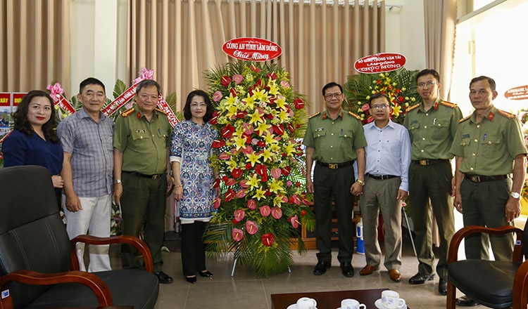 Đại tá Lê Vinh Quy - Giám đốc Công an tỉnh Lâm Đồng chúc mừng báo Lâm Đồng nhân ngày 21/6