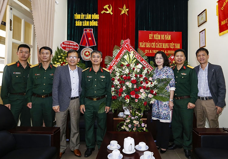 Thượng tá Nguyễn Văn Sơn - Phó Chính uỷ Bộ CHQS tỉnh thăm và chúc mừng Báo Lâm Đồng