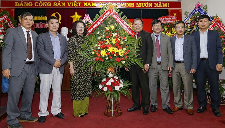 Đồng chí Nguyễn Vĩnh Phúc - Hiệu trưởng Trường Chính trị tỉnh Lâm Đồng chúc mừng Báo Lâm Đồng 