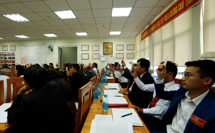 Các địa biểu biểu quyết thông qua Dự thảo Nghị quyết Đại hội nhiệm kỳ 2020 – 2025
