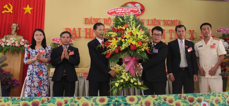 Đồng chí Nguyễn Ngọc Phúc – Bí thư Huyện ủy Đức Trọng, tặng hoa chúc mừng Đại hội