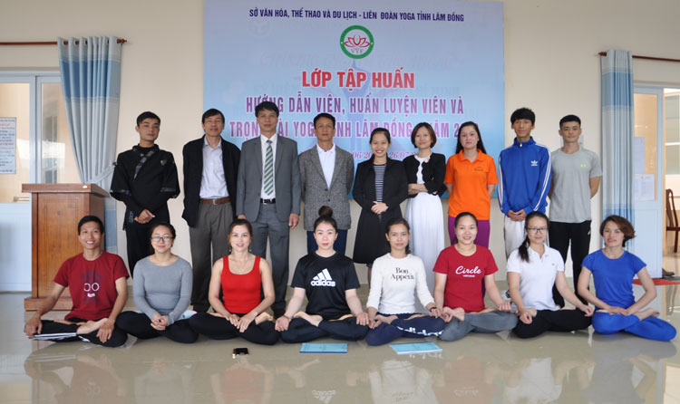 Ông Nguyễn Tiến Hải – Phó Giám đốc Sở Văn hóa Thể thao và Du lịch Lâm Đồng ( thứ 3 từ trái qua - hàng đứng) cùng các giảng viên và học viên tại lớp tập huấn