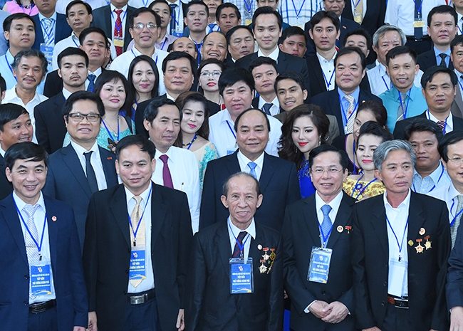 Thủ tướng Nguyễn Xuân Phúc chụp ảnh lưu niệm cùng đoàn nhà báo tham dự Chương trình Nhà báo đồng hành cùng doanh nghiệp