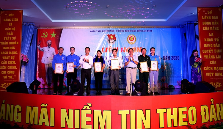 Ban tổ chức trao giải cho các đội về dự thi tại Liên hoan