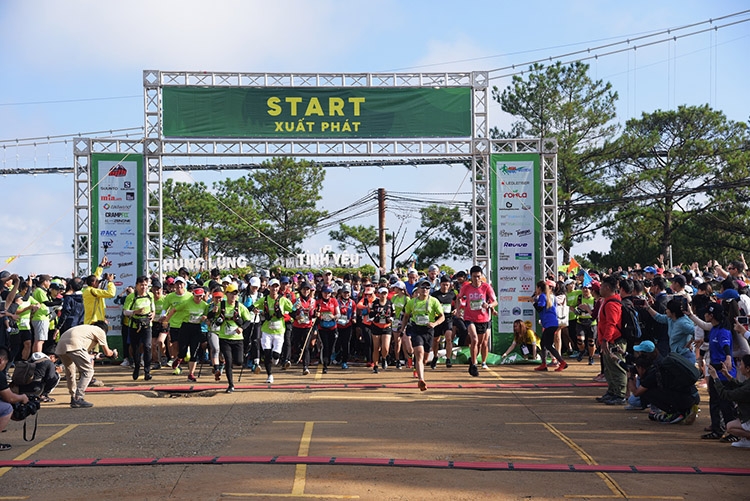 Trao giải cho các VĐV về đầu trong các cự ly chạy Giải Siêu Marathon quốc tế Dalat Ultra Trail - 2020