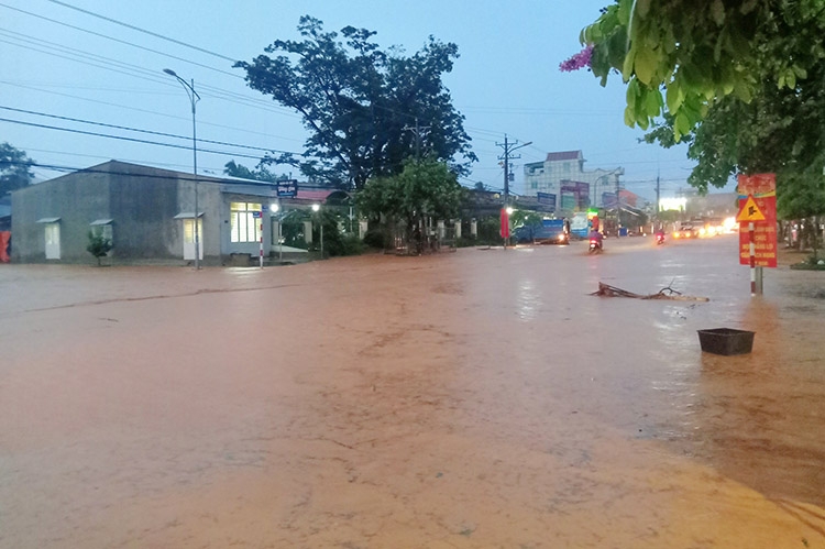 Mưa lớn khiến Quốc lộ 20 (đoạn qua Tổ dân phố 10, thị trấn Mađaguôi, huyện Đạ Huoai) biến thành sông