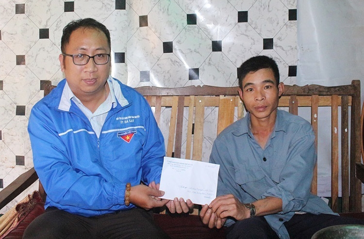 Anh Nguyễn Ngọc Khôi - Bí thư Đoàn Phường 10 (Đà Lạt) trao tài trợ cho gia đình có bệnh nhân ung thư và ba đứa con bán rau ở vỉa hè