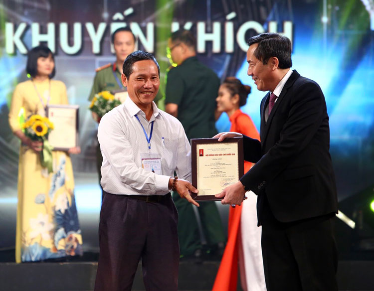 Tác giả, nhà báo Phan Minh Đạo (Báo Lâm Đồng) nhận Chứng nhận Giải do ông Thuận Hữu trao