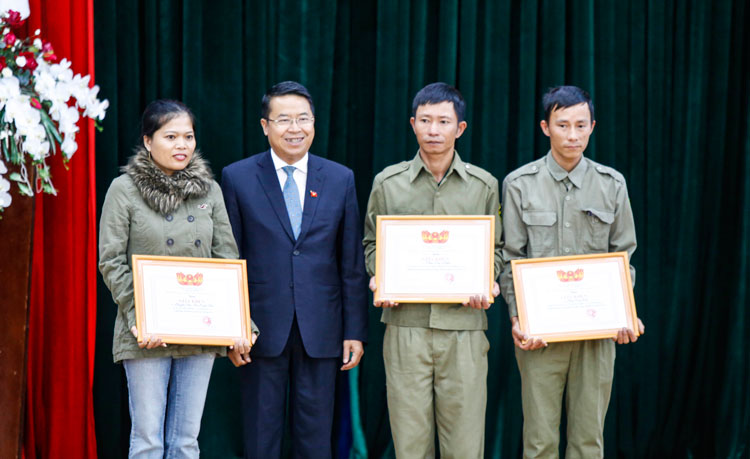 Ông Tôn Thiện San - Chủ tịch UBND TP Đà Lạt tặng giấy khen cho 3 cá nhân