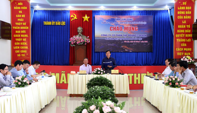 Đồng chí Nguyễn Văn Triệu – Bí thư Thành ủy Bảo Lộc phát biểu tại buổi làm việc với Tập đoàn Ecopar
