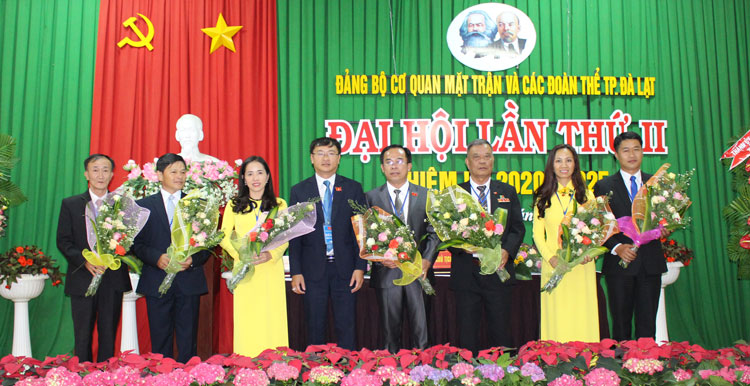 Lãnh đạo Thành ủy Đà Lạt và các Ban xây dựng Đảng tặng hoa chúc mừng thành công đại hội Đảng bộ cơ quan Mặt trận và các đoàn thể thành phố Đà Lạt