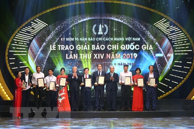 Thủ tướng Nguyễn Xuân Phúc và đồng chí Trần Quốc Vượng, Ủy viên Bộ Chính trị, Thường trực Ban Bí thư trao giải A cho các tác giả, nhóm tác giả có tác phẩm đoạt giải