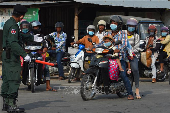 Người dân đeo khẩu trang phòng lây nhiễm COVID-19 tại Phnom Penh, Campuchia, ngày 10-4 